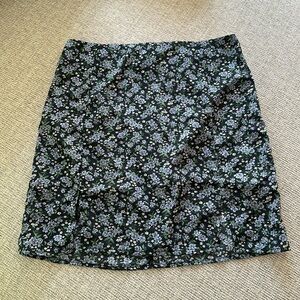 Floral mini skirt with two slits in front